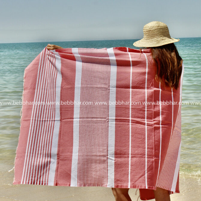 Fouta arthur de couleur corail, multi-utilisation comme serviette de plage ou de hammem mais aussi dans la décoration comme nappe, rideau,...