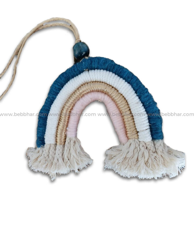 Accessoire artisanal en macramé pour la décoration de votre sac à main, porte-clefs ou votre voiture