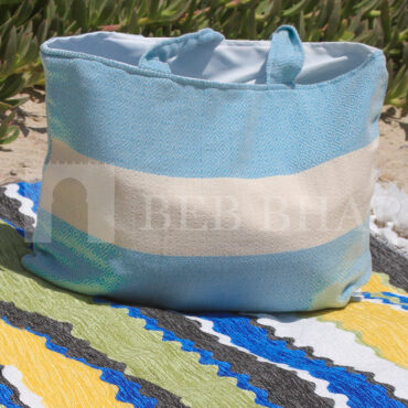Un grand sac de plage moderne et tendance, de couleur vert d'eau, en fouta chevron, tunisienne, 100% coton. Il est avec doublure pour mieux protéger vos affaires.