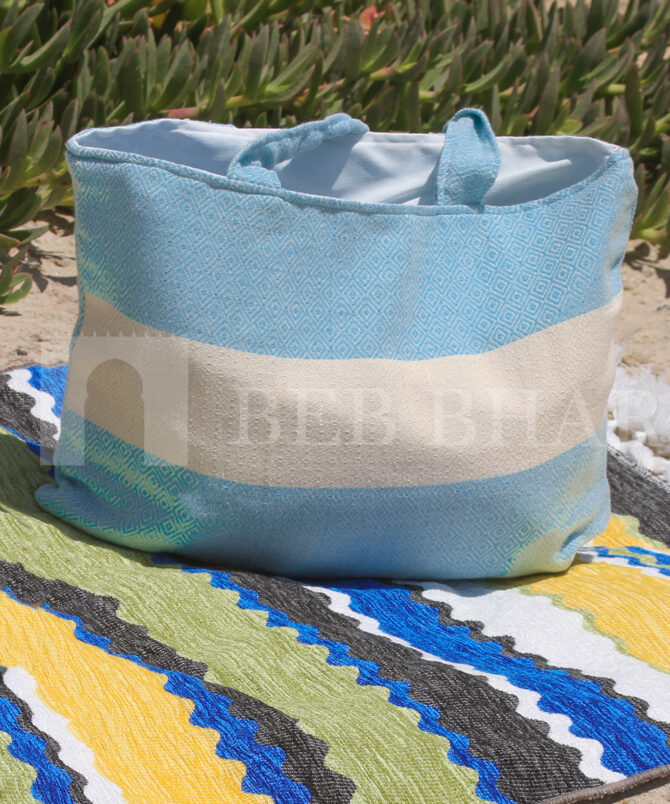 Un grand sac de plage moderne et tendance, de couleur vert d'eau, en fouta chevron, tunisienne, 100% coton. Il est avec doublure pour mieux protéger vos affaires.