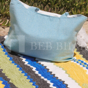 Un grand sac de plage moderne et tendance, de couleur vert d'eau et en fouta tunisienne 100% coton. Il est avec doublure pour mieux protéger vos affaires