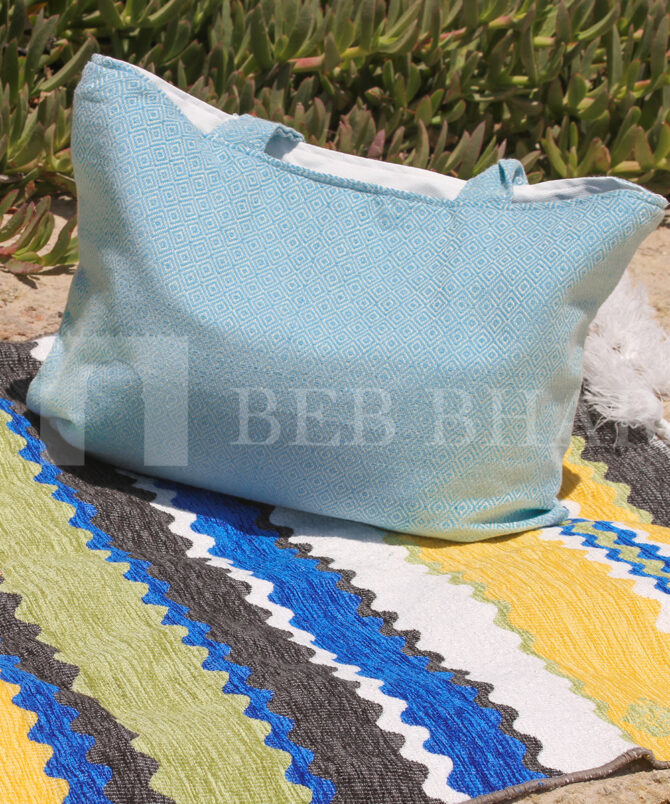 Un grand sac de plage moderne et tendance, de couleur vert d'eau et en fouta tunisienne 100% coton. Il est avec doublure pour mieux protéger vos affaires