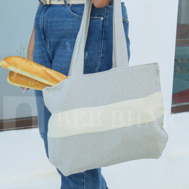 Un grand sac, de couleur gris clair, écologique et réutilisable en fouta tunisienne 100% coton pour faire vos courses, pique-niques, promenades,… Il est avec doublure pour mieux protéger vos affaires