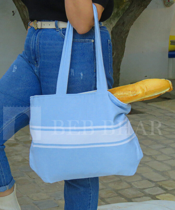 Un grand sac écologique et réutilisable en fouta plate, tunisienne, 100% coton pour faire vos courses, pique-niques, promenades, plage, sport, yoga, jacuzzi, piscine,... de couleur bleu ciel