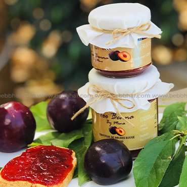 Confiture artisanale de prunes rouges composée de 71% de fruit. C'est un délice fait maison à se partager en famille ou bien à offrir comme cadeau