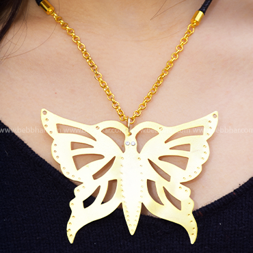 Collier artisanal en cuivre trempé dans l'or avec un pendentif en forme de papillon, fait main