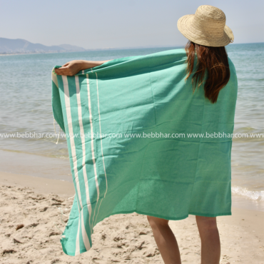 Fouta tunisienne 100% coton, de dimensions: 2m/1m et de couleur: vert avec des franges nouées à la main 