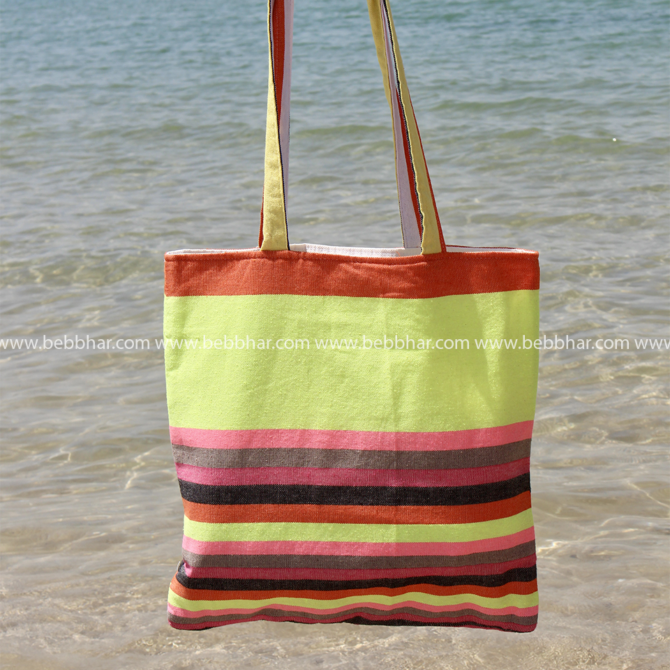 Un sac de plage en fouta tunisienne traditionnelle 100% coton avec doublure de dimensions H:40cm et L:40cm. Tissu: Fouta tunisienne 100% coton Couleur: Multicolore Origine: Tunisie Création: Beb Bhar