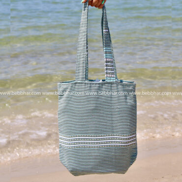 Un tote bag en fouta tunisienne traditionnelle 100% coton de dimensions H:40cm et L:35cm.