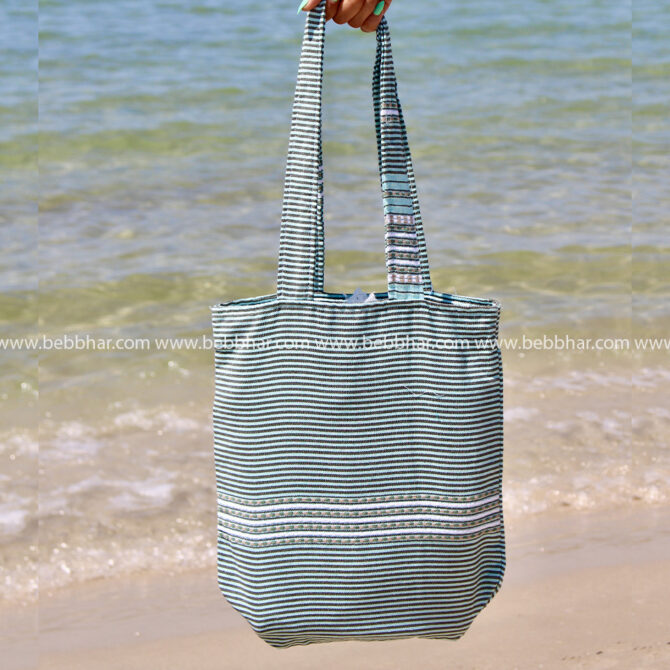 Un tote bag en fouta tunisienne traditionnelle 100% coton de dimensions H:40cm et L:35cm.