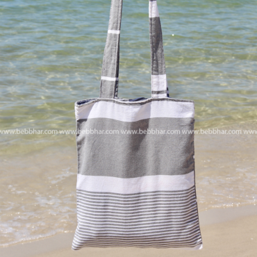 Un tote bag en fouta tunisienne traditionnelle 100% coton de dimensions H:40cm et L:35cm.