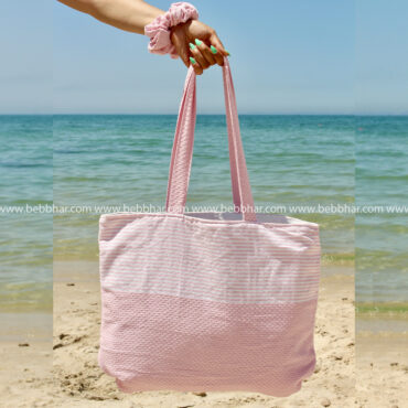 Un lot de plage de 2 pièces en fouta tunisienne 100% coton. Il est composé de: Un sac de plage avec doublure de dimensions H:48cm et L:50cm. Un chouchou pour les cheveux