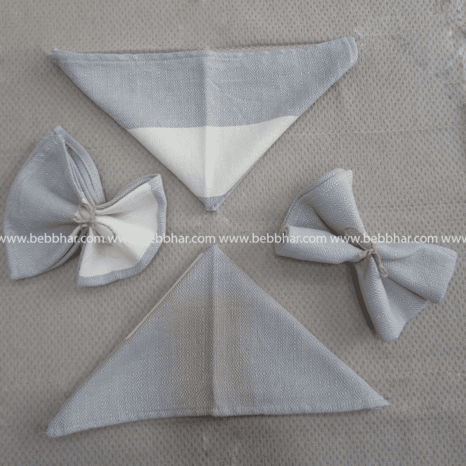 Serviette de cuisine cousue en fouta tunisienne traditionnelles en chevron diamant, 100% coton. Couleur: Gris clair Tissu: Fouta chevron dimant 100% coton Dimensions: 38cm / 38cm Origine: Tunisie Création: Beb Bhar 