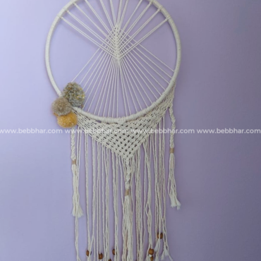 Macramé pour la décoration murale à suspendre. Dream catcher ou attrape-rêve prêt à s'adapter à tous les décors. Tissage artisanal en coton blanc écru sur anneau en bambou naturel.