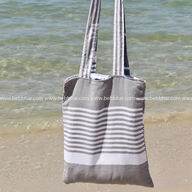 Un tote bag en fouta tunisienne traditionnelle 100% coton de dimensions H:40cm et L:35cm.