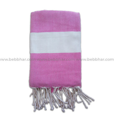 Fouta 100% coton de couleur rose bombon, elle est multi-usage comme serviette de plage ou de Hammam mais aussi dans la décoration comme nappe ou rideau,...