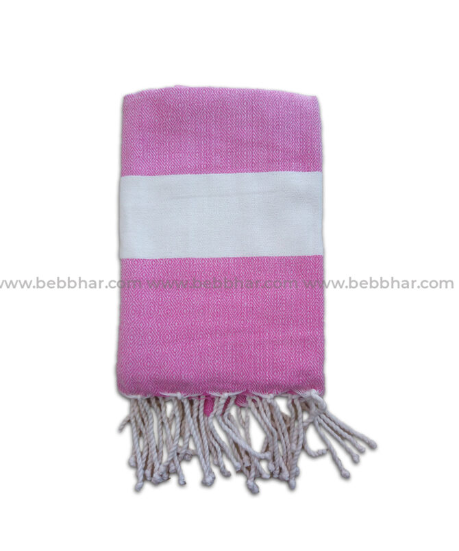 Fouta 100% coton de couleur rose bombon, elle est multi-usage comme serviette de plage ou de Hammam mais aussi dans la décoration comme nappe ou rideau,...