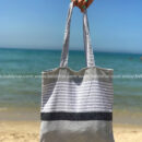 Un tote bag en fouta tunisienne traditionnelle 100% coton de dimensions H:40cm et L:40cm.