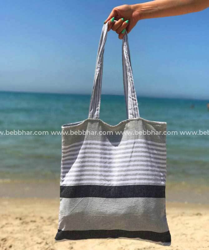 Un tote bag en fouta tunisienne traditionnelle 100% coton de dimensions H:40cm et L:40cm.