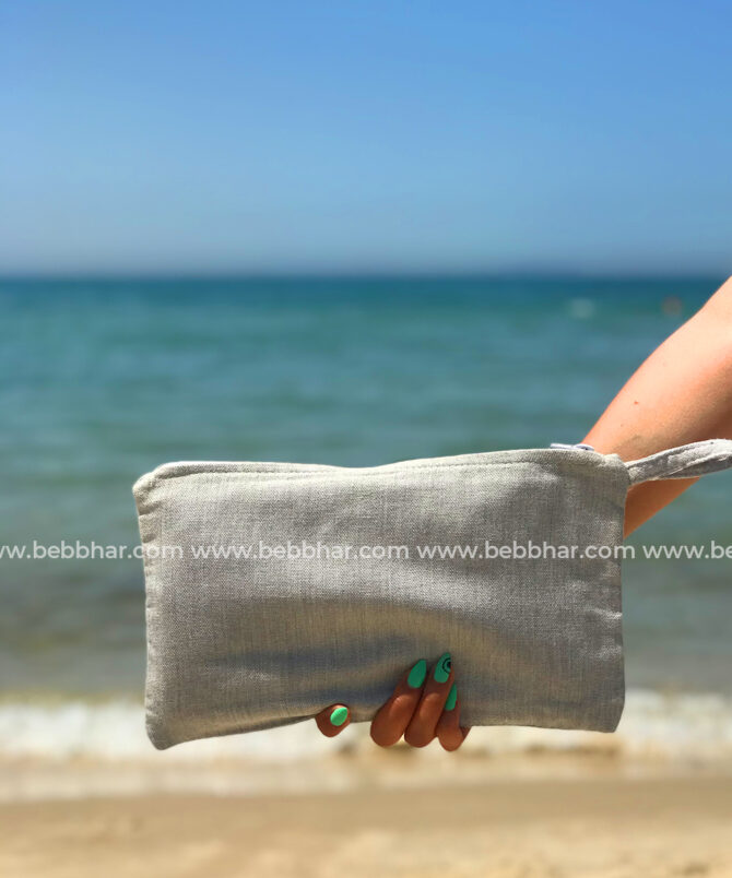 Une pochette fourre-tout, pour mettre les affaires personnelles. C'est pratique dans la voiture, le bureau, la salle de bain...ou bien à la plage. Elle est artisanale, cousue à partir de fouta traditionnelle tunisienne et avec doublure pour mieux protéger les affaires!