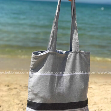 Un tote bag en fouta tunisienne traditionnelle 100% coton de dimensions H:40cm et L:40cm.
