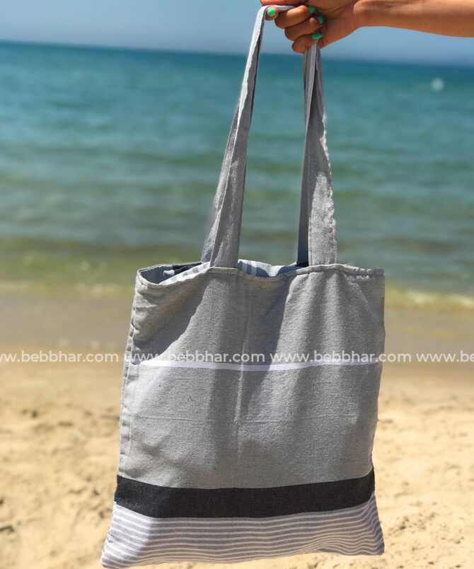 Un tote bag en fouta tunisienne traditionnelle 100% coton de dimensions H:40cm et L:40cm.