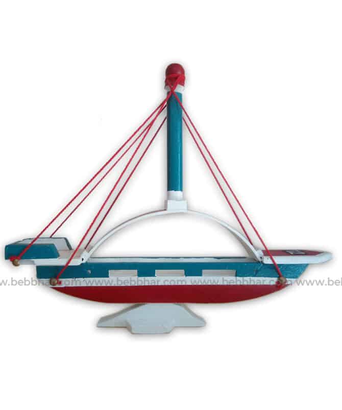 Un très joli bateau en bois peint en blanc, rouge et bleu et avec des cordes rouges. C’est un magnifique objet de décoration grâce à l’aspect unique et irrégulier d’une pièce fait main.