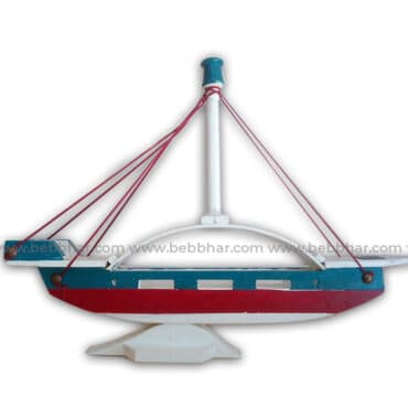 Un très joli bateau en bois peint en blanc, rouge et bleu et avec des cordes rouges. C’est un magnifique objet de décoration grâce à l’aspect unique et irrégulier d’une pièce fait main.