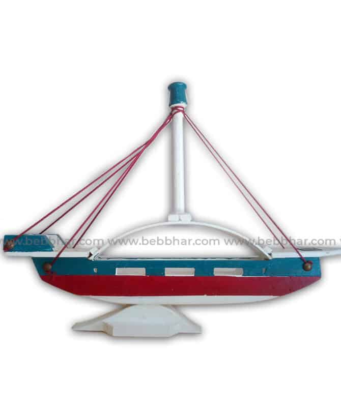 Un très joli bateau en bois peint en blanc, rouge et bleu et avec des cordes rouges. C’est un magnifique objet de décoration grâce à l’aspect unique et irrégulier d’une pièce fait main.